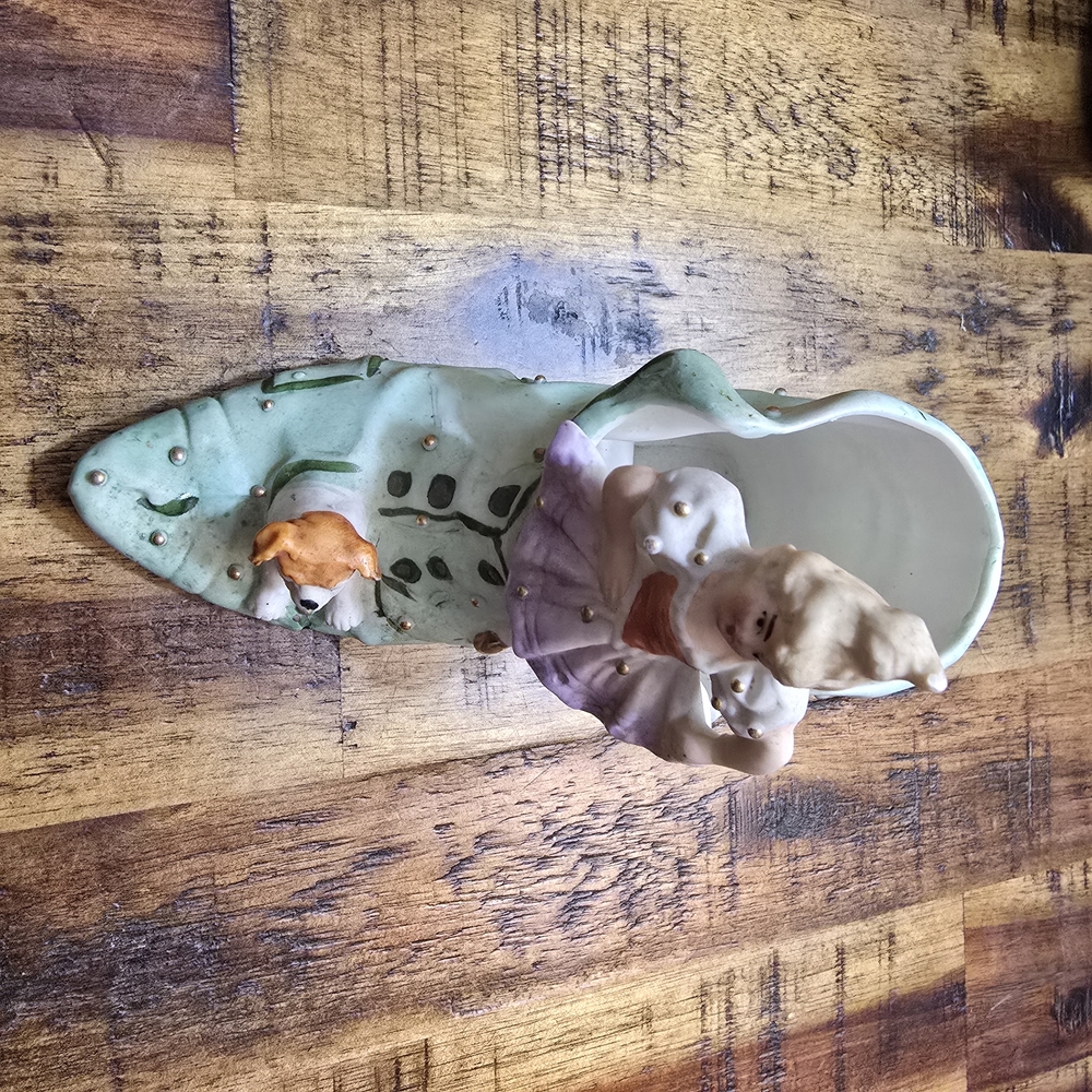 Vintage Porcelain "girl with her dog" shoe figurine, Victorian style - Picture 3 of 5